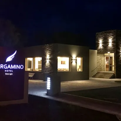 Vista Nocturna de la fachada del Hotel