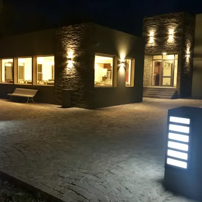 Vista Nocturna de la fachada del Hotel