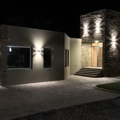 Vista Nocturna de la fachada del Hotel