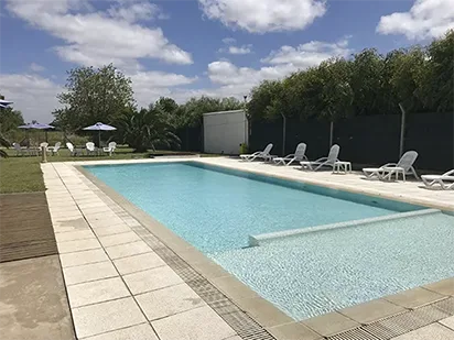 Piscina y Bar con Deck